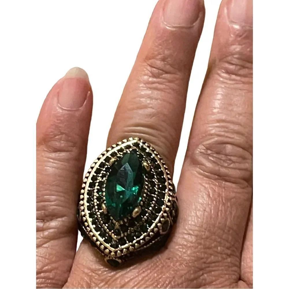 Costume jewelry green glass stone ring size 8